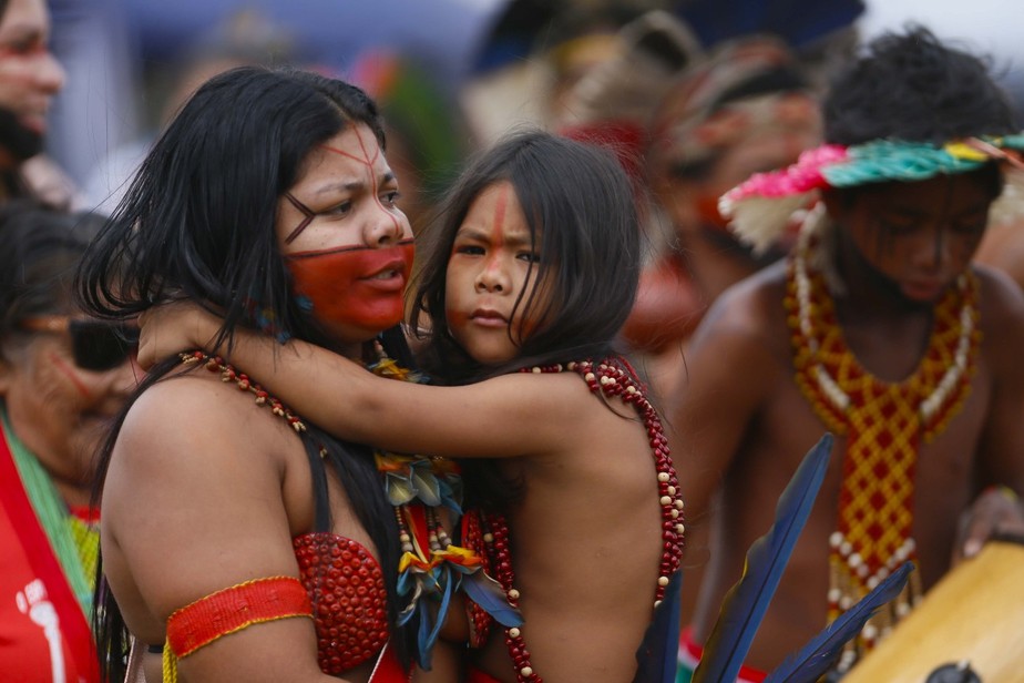 Indígenas em Brasília durante movimento por demarcação e contra o marco temporal