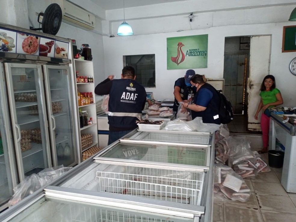 No total, em dois estabelecimentos, quase duas toneladas de produtos foram apreendidas em Manaus — Foto: Divulgação