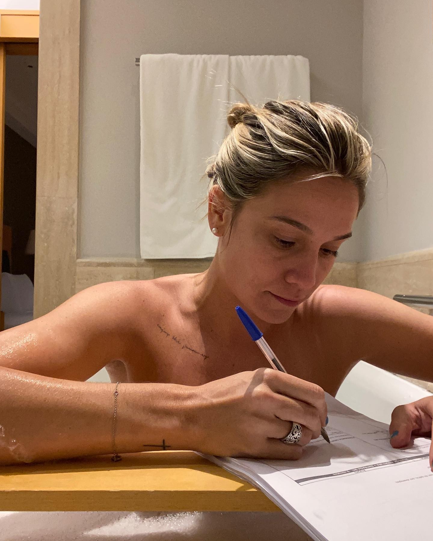 Fernanda Gentil trabalha dentro de banheira e cita Viih Tube: 'Corre aqui' (Foto: Reprodução / Instagram)
