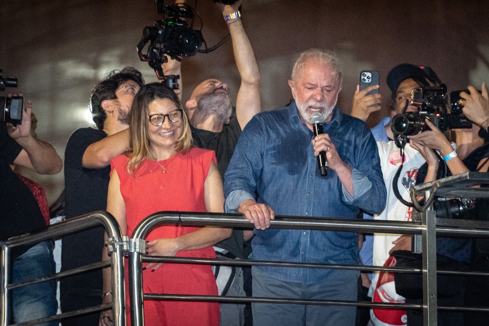 Lula ao lado da futura primeira-dama, Janja Silva. — Foto: Fábio Tito/g1