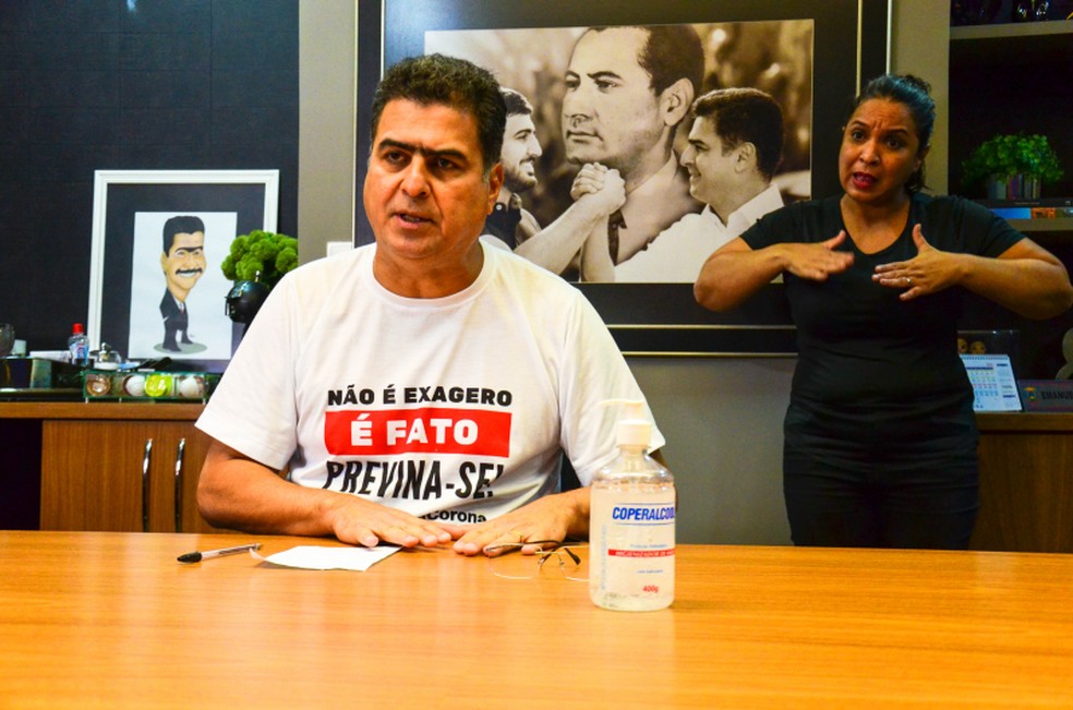 Prefeito de Cuiabá, Emanuel Pinheiro (MDB), orienta a população a ficar em casa — Foto: Davi Valle