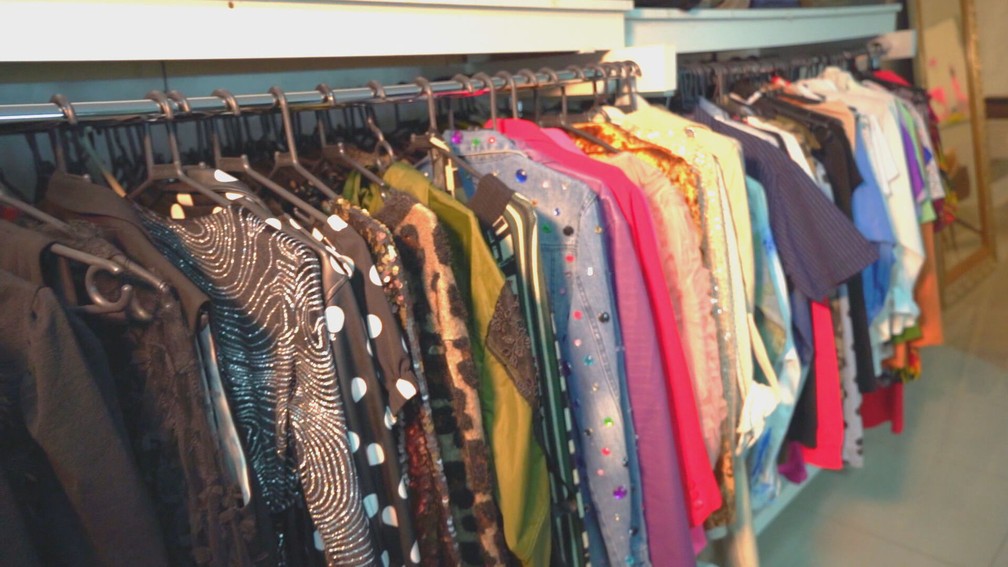 Roupas de artistas em empresa de personal stylist — Foto: Globo Repórter 