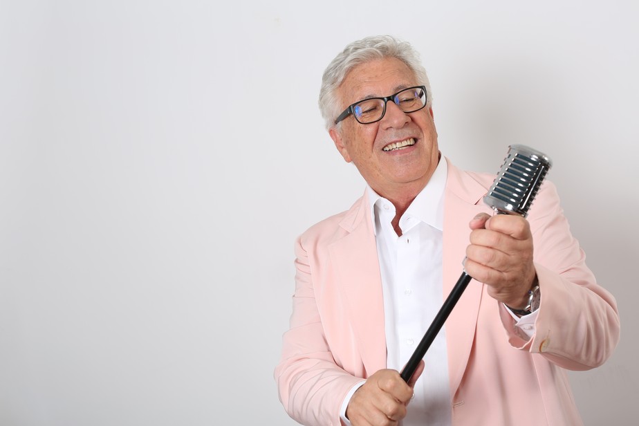 Em Italiano O Cantor De ópera Com Timbre Feminino