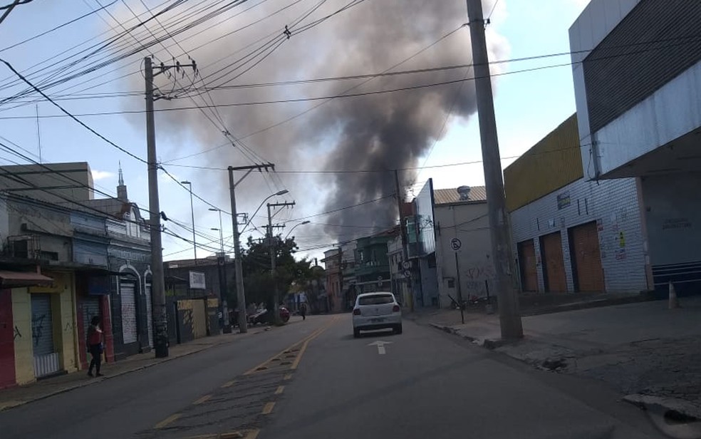 Fogo visto da Rua Platina, no bairro Calafate — Foto: Alex Araújo/G1