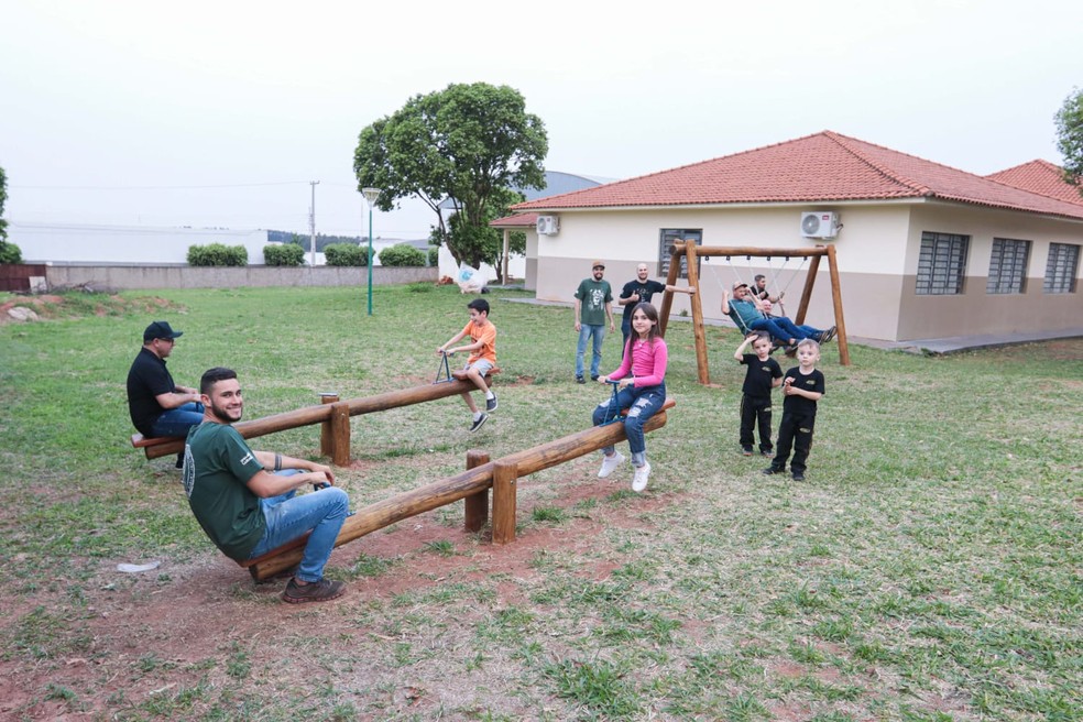 Crianças da Escola Municipal Alvehi Alves de Assis ganharam um novo parquinho para recreação. — Foto: Elvis Costa/colaboração