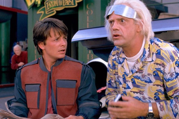 Michael J. Fox como Marty McFly e Christopher Lloyd como Doc Brown em 'De Volta para o Futuro 2' (Foto: Reprodução)
