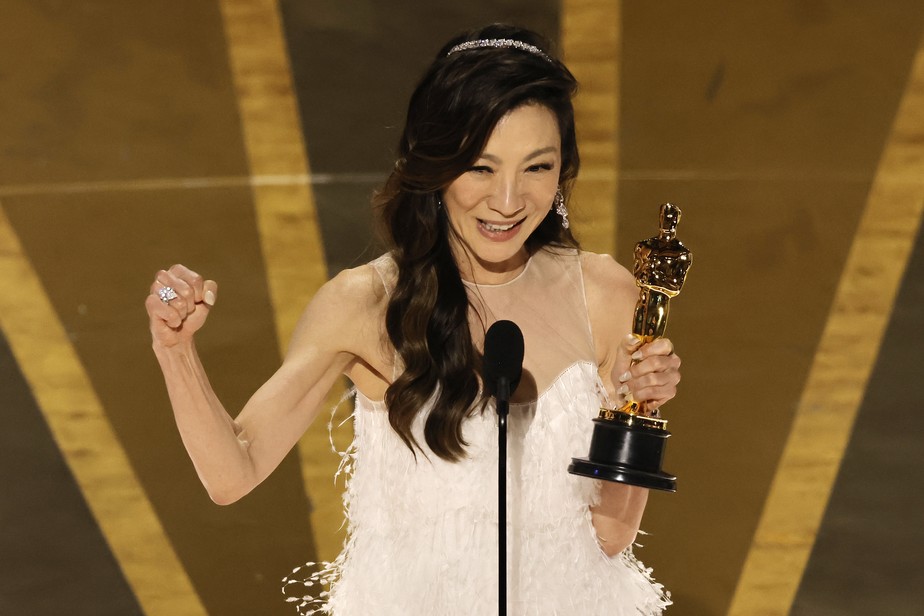 Oscar 2023: Michelle Yeoh é primeira asiática a ganhar prêmio de Melhor Atriz | Séries e filmes | Quem
