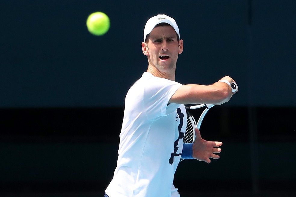 Novak Djokovic treina na Austrália após ser liberado de detenção — Foto: Kelly Defina/Getty Images
