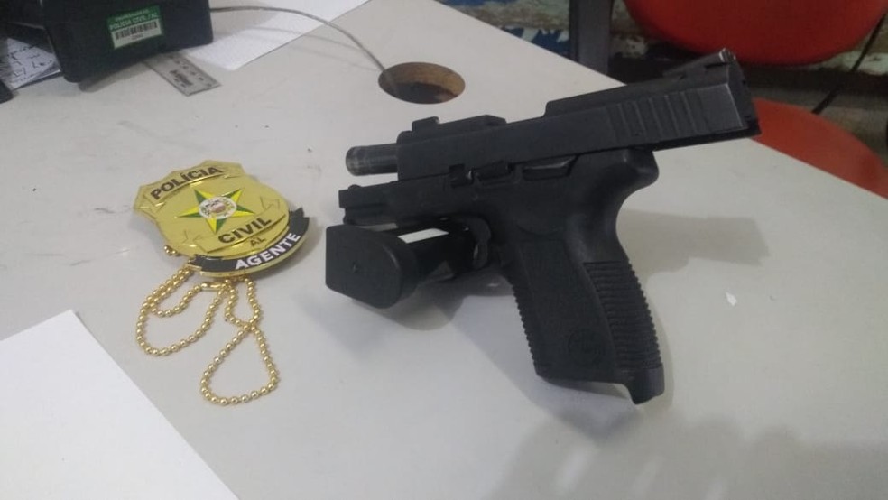 Pistola que estava em posse do suspeitos também foi apreendida (Foto: Matheus Tenório/G1)