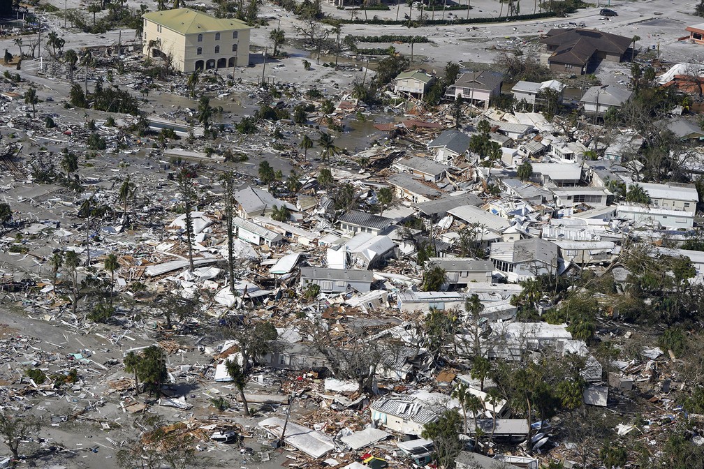Casas destruídas pelo furacão Ian em Fort Myers, na Flórida — Foto: Wilfredo Lee/AP