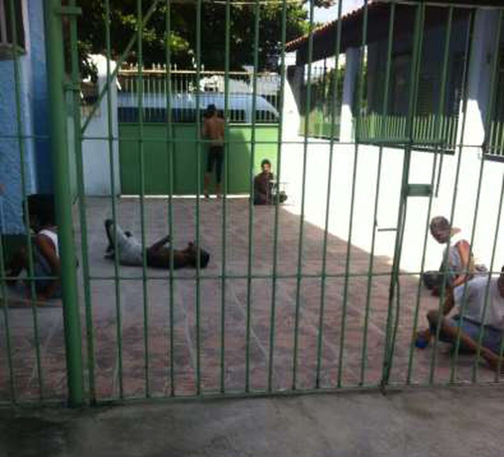 Grupo de pessoas com deficiência em pátio de instituição no Rio de Janeiro. Eles ficam do lado de fora por algumas horas, mas passam a maior parte do dia confinados. (Foto: Reprodução/ Human Rights Watch)