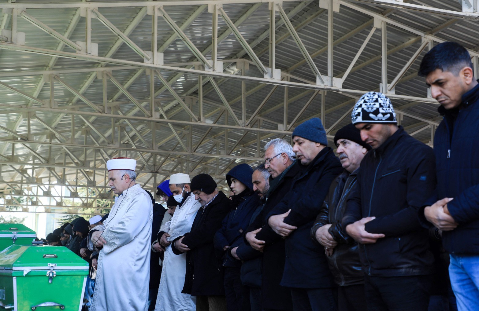 Parentes de vítimas participam de celebração antes do enterro de vítimas de terremoto na Turquia — Foto: Zein Al RIFAI / AFP