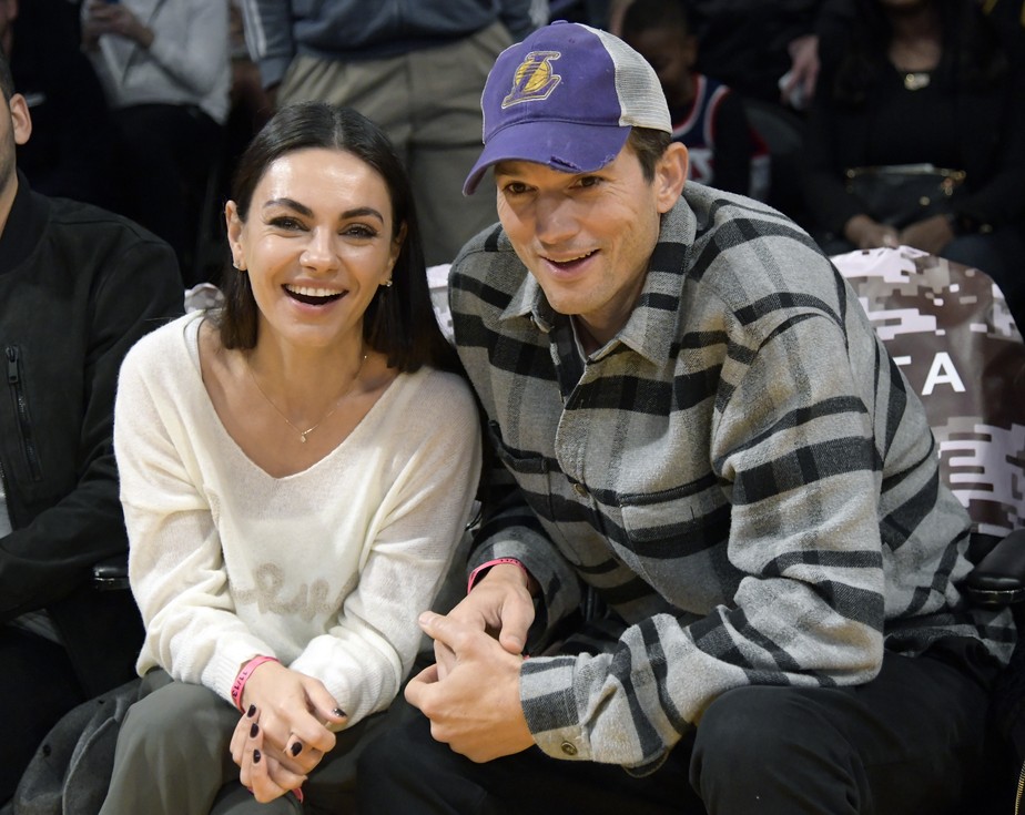 Mila Kunis e Ashton Kutcher assistem jogo do Lakers contra o Brooklyn Nets em Los Angeles