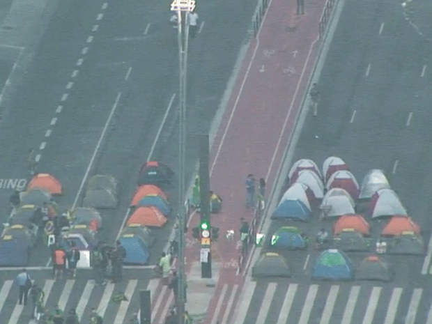 Manifestantes bloqueiam Paulista há 36 horas (Foto: Reprodução TV Globo)