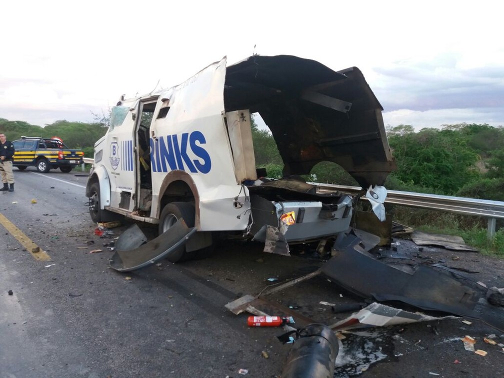 Carro-forte explodido por bandidos em Inhapi, no interior de Alagoas (Foto: Divulgação/PRF)