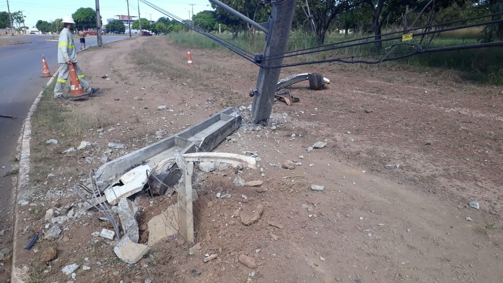 Poste foi partido ao meio após ser atingido por caro — Foto: Divulgação