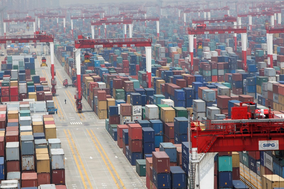 Guerra comercial: movimentação de cargas no porto de Xangai, na China — Foto: Aly Song/Reuters