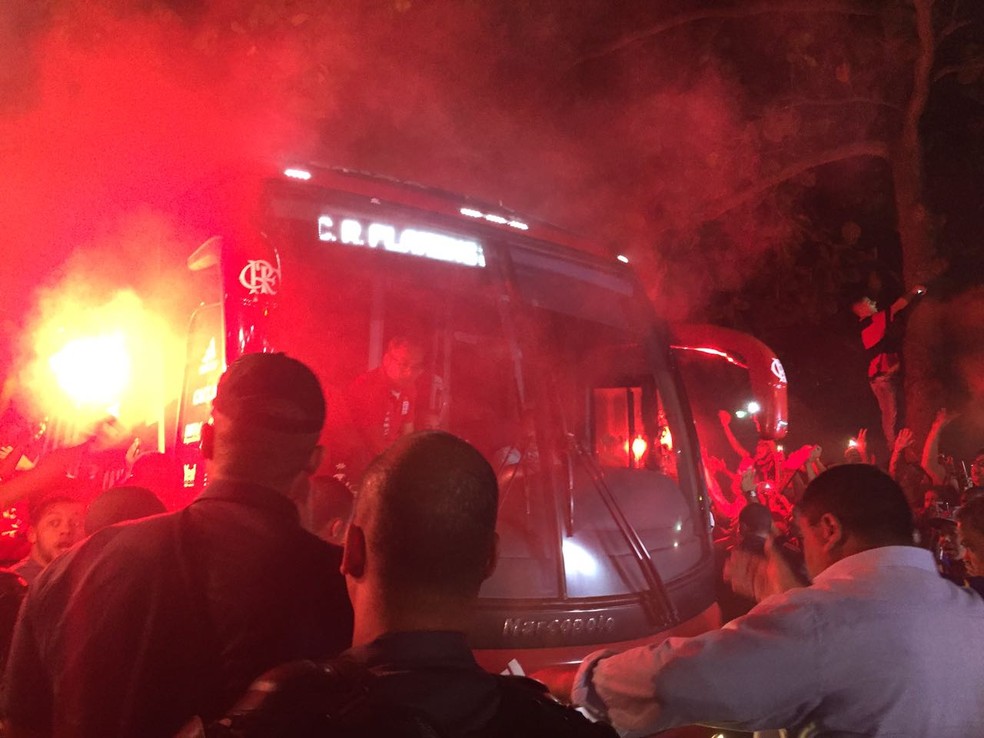 Chegada do ônibus da delegação rubro-negra (Foto: Bruno Giufrida)