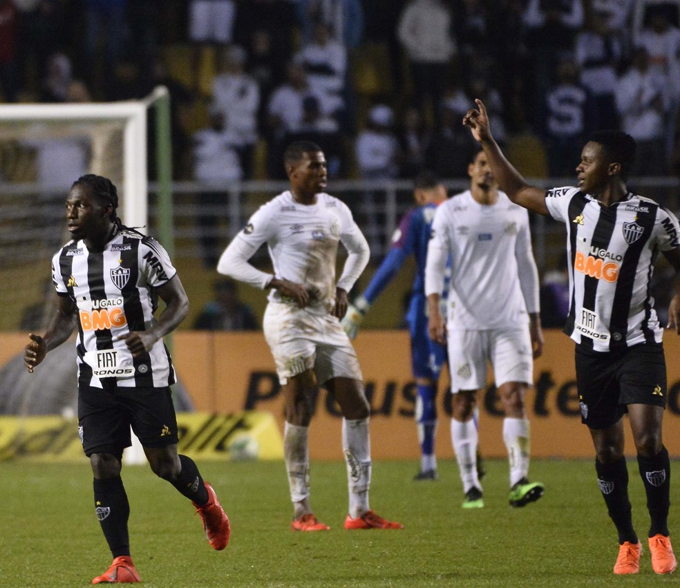 Chará e Cazares comemoram o gol contra o Santos, no jogo da Copa do Brasil — Foto: Marcos Ribolli/Globoesporte.com