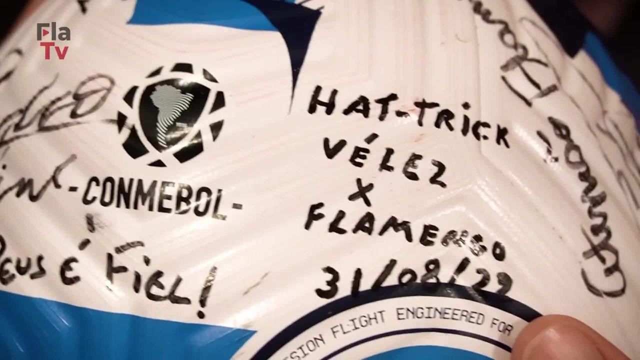 Pedro mostra a bola do hat-trick na Libertadores