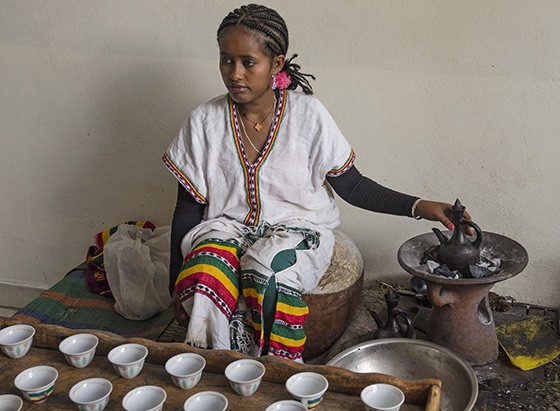 Uma jovem etíope trajando roupas típicas prepara as xícaras para a Cerimônia do Café (Foto: © Haroldo Castro/ÉPOCA)