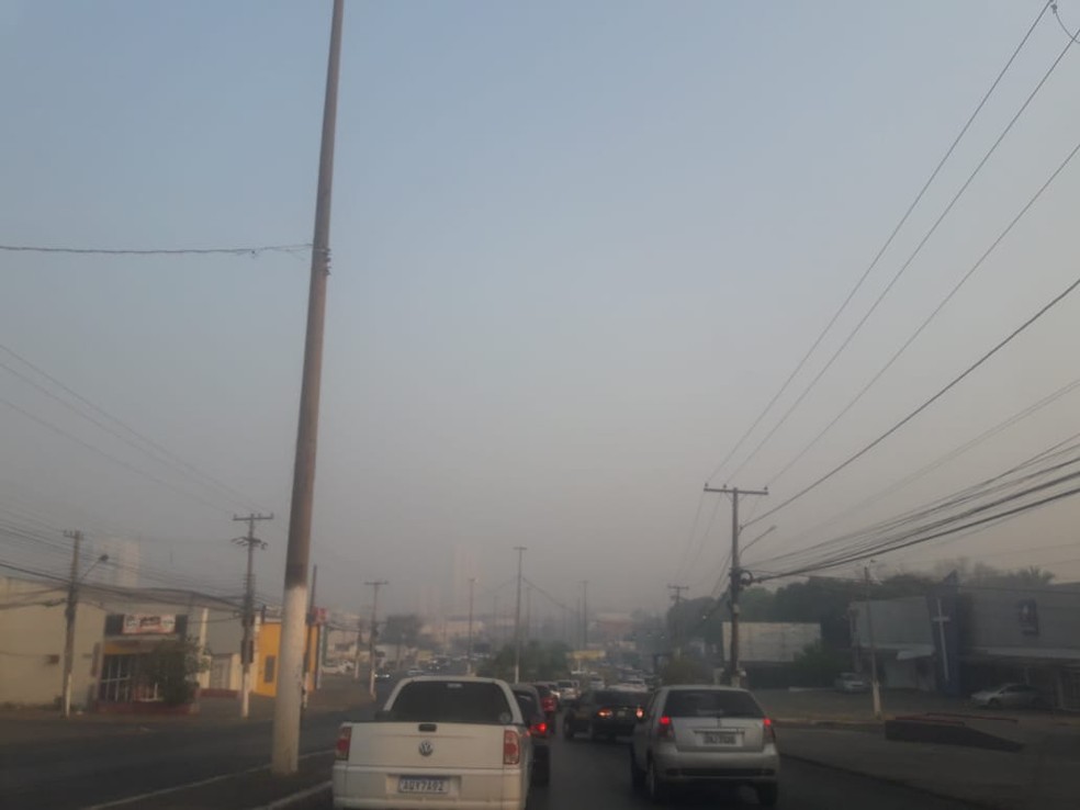 Fumaça encobre a Avenida Fernando Corrêa, sentido bairro-centro, em Cuiabá — Foto: Olívia Pires/TV Centro América