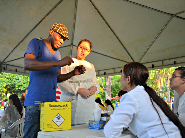 Exames de filariose, malária e doença de chagas são feitos até a segunda-feira (25) em abrigo da capital (Foto: Caio Fulgêncio/G1)