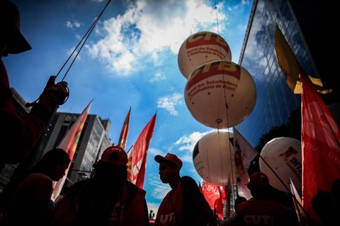 Manifestantes comemoram o Dia Internacional do Trabalhador em São Paulo, na Avenida Paulista