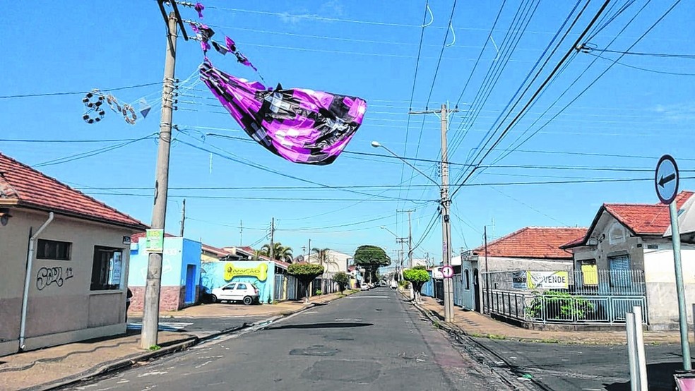 Bal&atilde;o fica enroscado na fia&ccedil;&atilde;o el&eacute;trica em Rio Claro &mdash; Foto: Jornal Cidade de Rio Claro/Corpo de Bombeiros 
