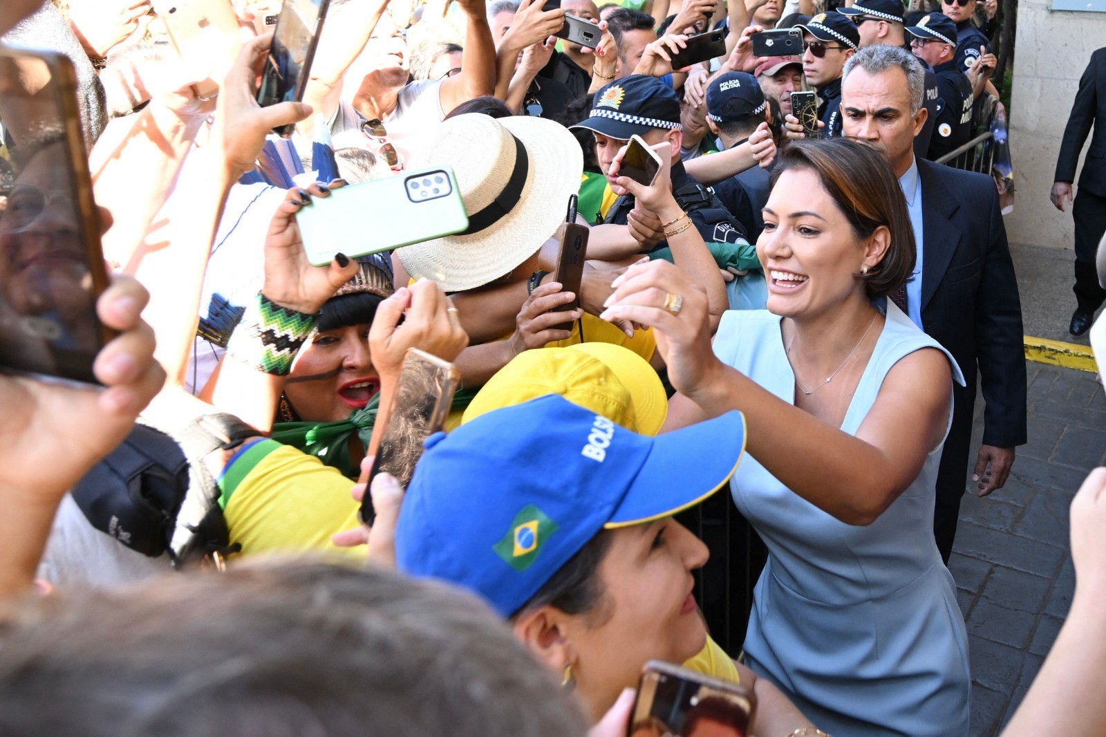 A ex-primeira dama Michelle Bolsonaro cumprimenta apoiadores na sede do PL em Brasília — Foto: Evaristo Sá/AFP