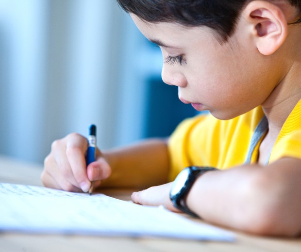 Criança fazendo lição de casa (Foto: Shutterstock)
