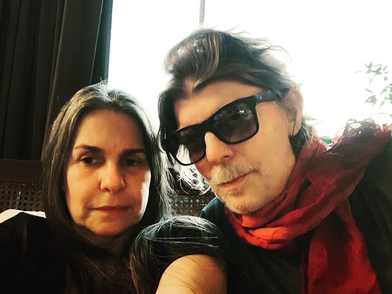 Branco Mello e Ângela Figueiredo após o músico ter alta do hospital (Foto: Reprodução/Instagram)