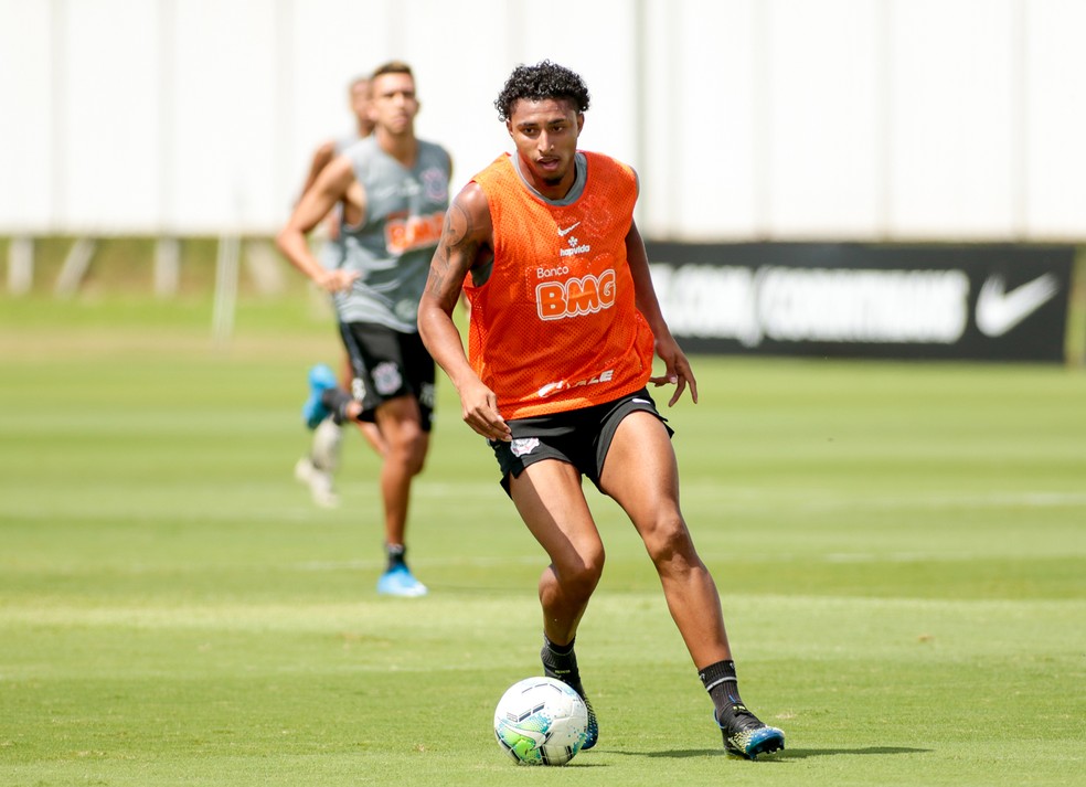 Corinthians confirma venda de Éderson e projeta mais saídas no elenco