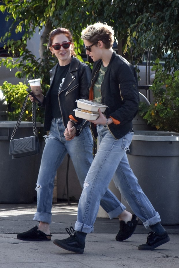 Kristen Stewart anda de mãos dadas com ruiva em Los Angeles (Foto: Backgrid)