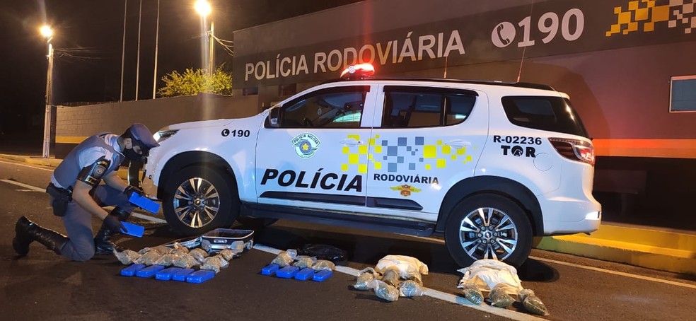 Pacotes e tabletes de maconha estavam com travesseiros, bolsa e mala — Foto: Polícia Rodoviária