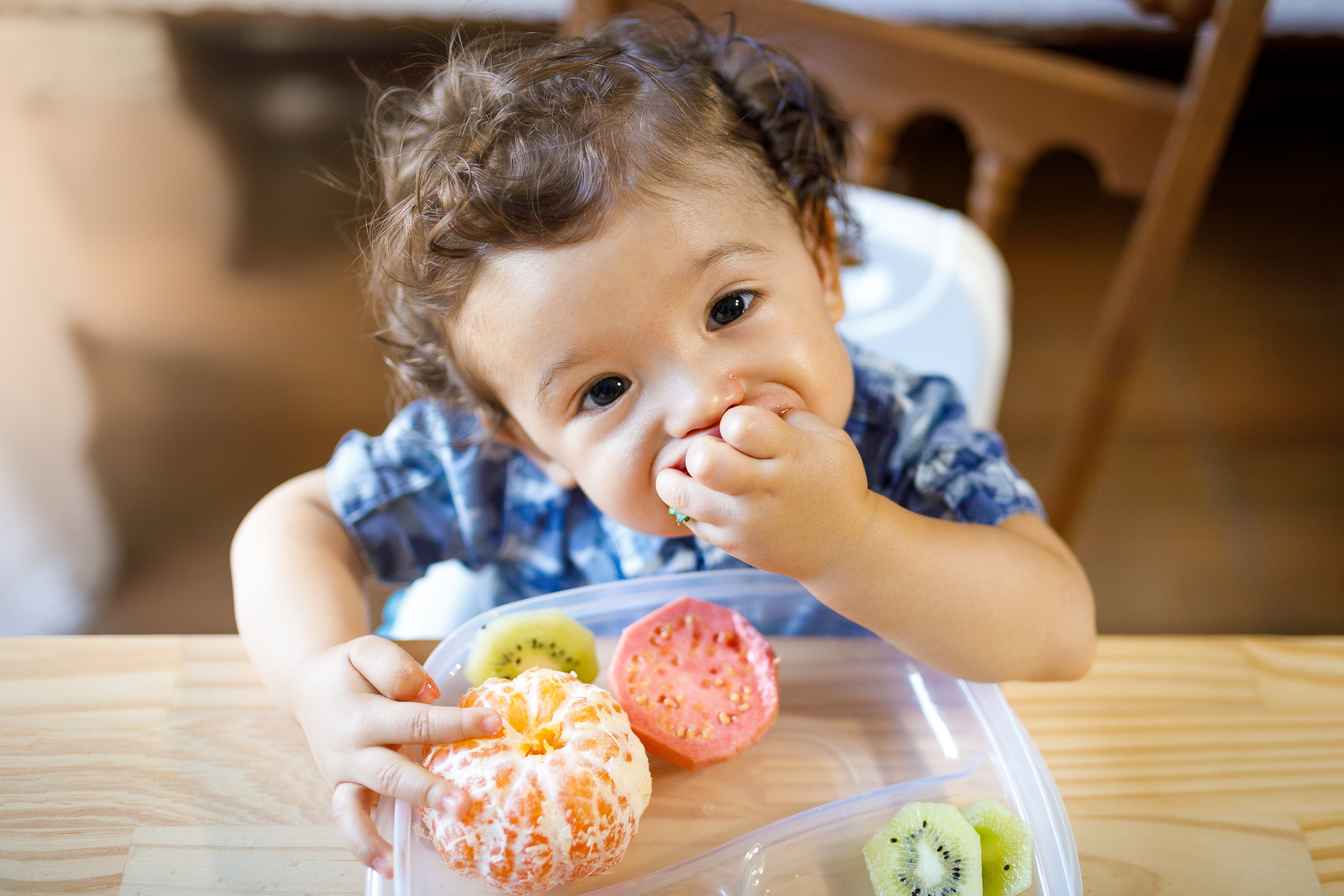 Criança comendo lanche saudável  (Foto: Getty Images)