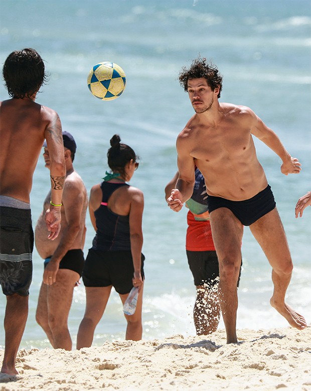 José Loreto aproveita praia da Barra da Tijuca para jogar altinha (Foto: Dilson Silva/ AgNews)