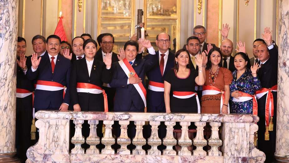 Ao centro, presidente do Peru, Pedro Castillo, empossa novo Gabinete; Betssy Chávez, à esquerda, será nova primeira-ministra