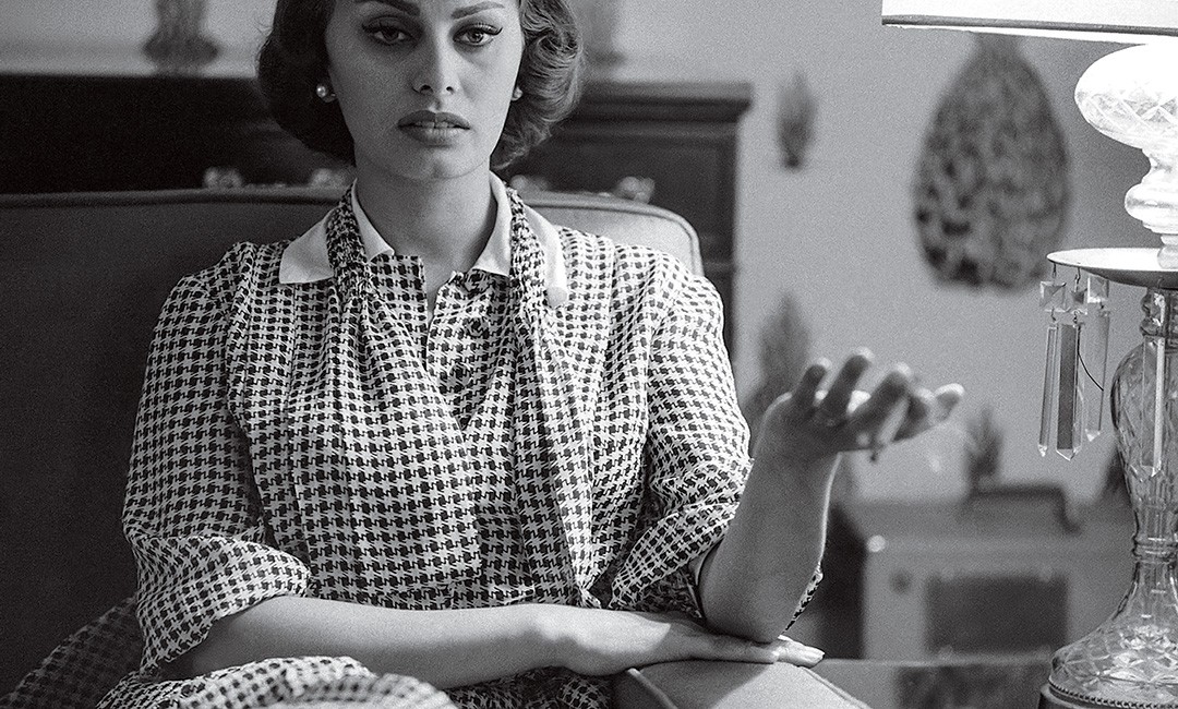 Trends Xadrez -  Sofia Loren usa blusa de xadrez pied de coq em 1958, em Los Angeles 12. Pulseira FYI, R$ 89 (Foto: Getty Images)