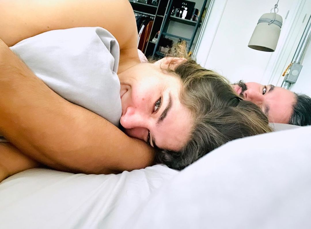Priscila Fantin e Bruno Lopes deitados na cama (Foto: Reprodução/Instagram)