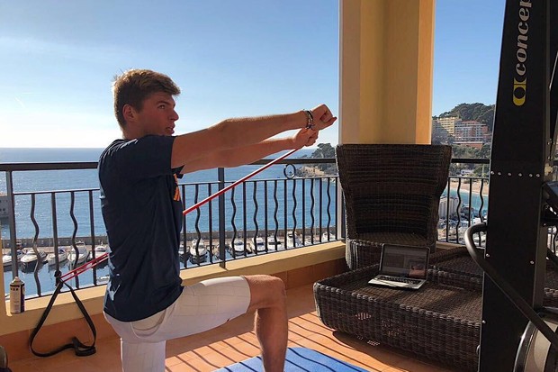 O piloto da RBR Max Verstappen faz exercício com elástico (Foto: Reprodução Instagram)