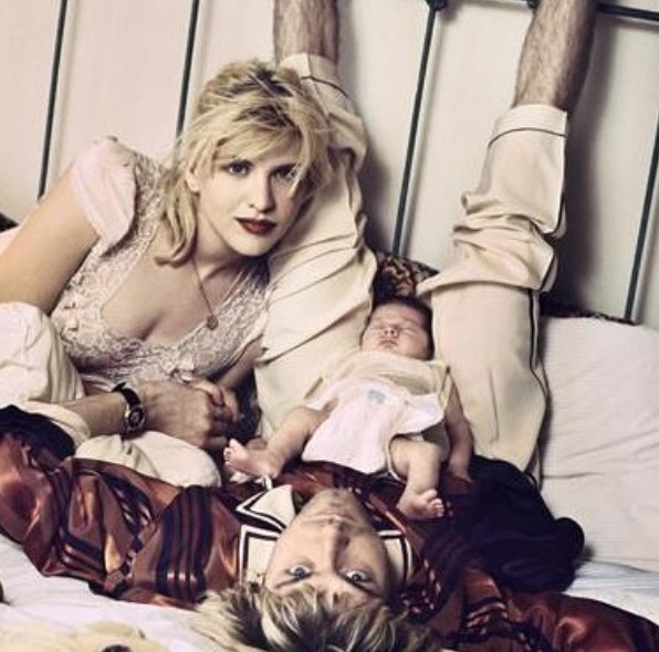 Kurt Cobain e Courtney Love com a bebê Frances Bean (Foto: Instagram)