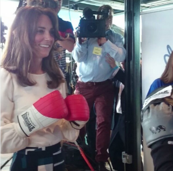 Kate Middleton usa luvas de boxe em evento beneficente (Foto: Reprodução/Instagram)