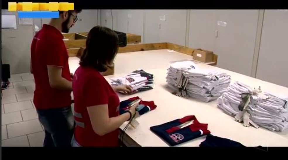 Em Navegantes, plástico vira camisetas (Foto: Reprodução NSC TV)