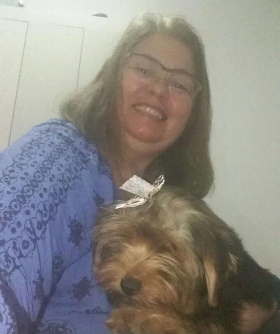 Enfermeira se recupera em casa e tem a companhia da cachorrinha Pérola — Foto: Cedida