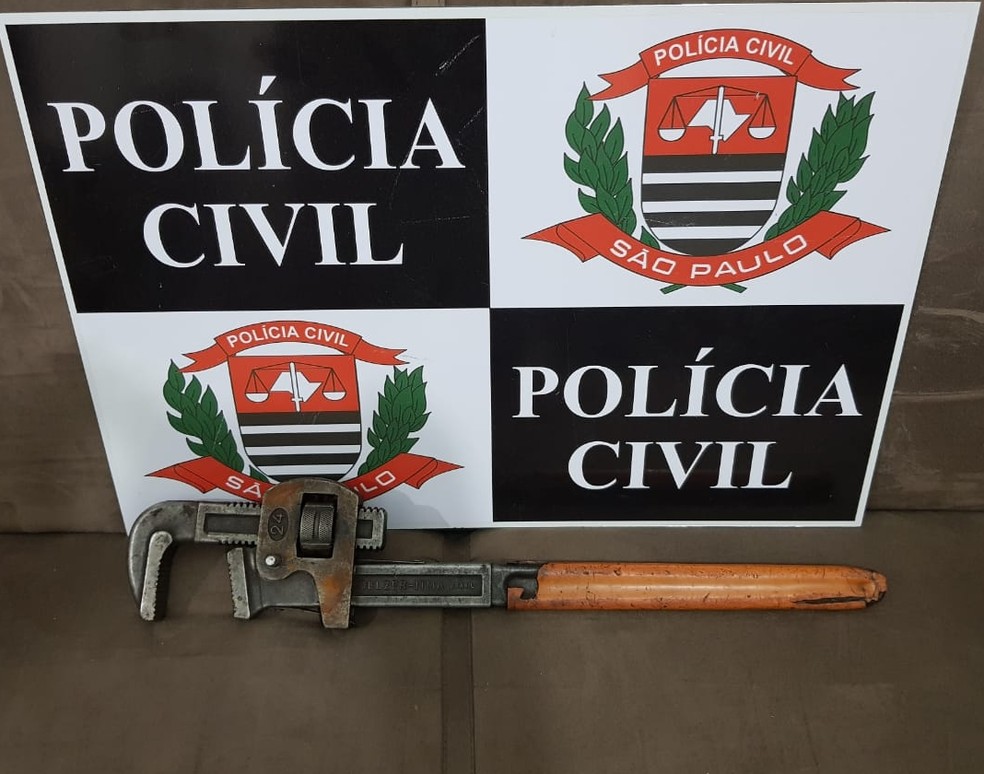 Ferramenta utilizada para ferir a vÃ­tima foi apreendida â Foto: PolÃ­cia Civil/Cedida