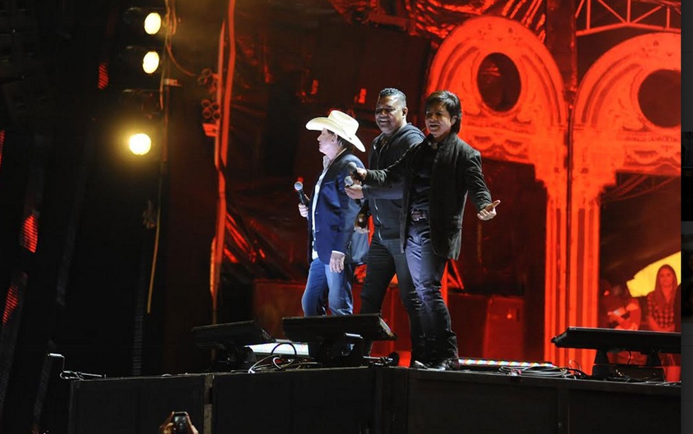 A dupla Chitãozinho e Xororó no palco do Rodeio de Americana com rapaz que pediu namorada em casamento (Foto: Júlio César Costa/G1)