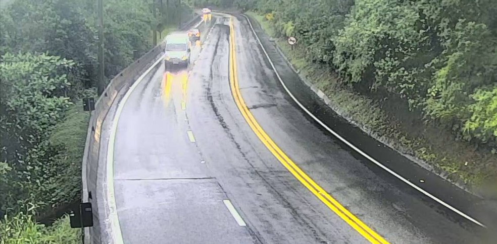 Serra da Rodovia dos Tamoios tem risco de interdição sempre que pluviômetros registram mais de 100 milímetros de chuva em até 72 horas — Foto: Concessionária Tamoios/Reprodução