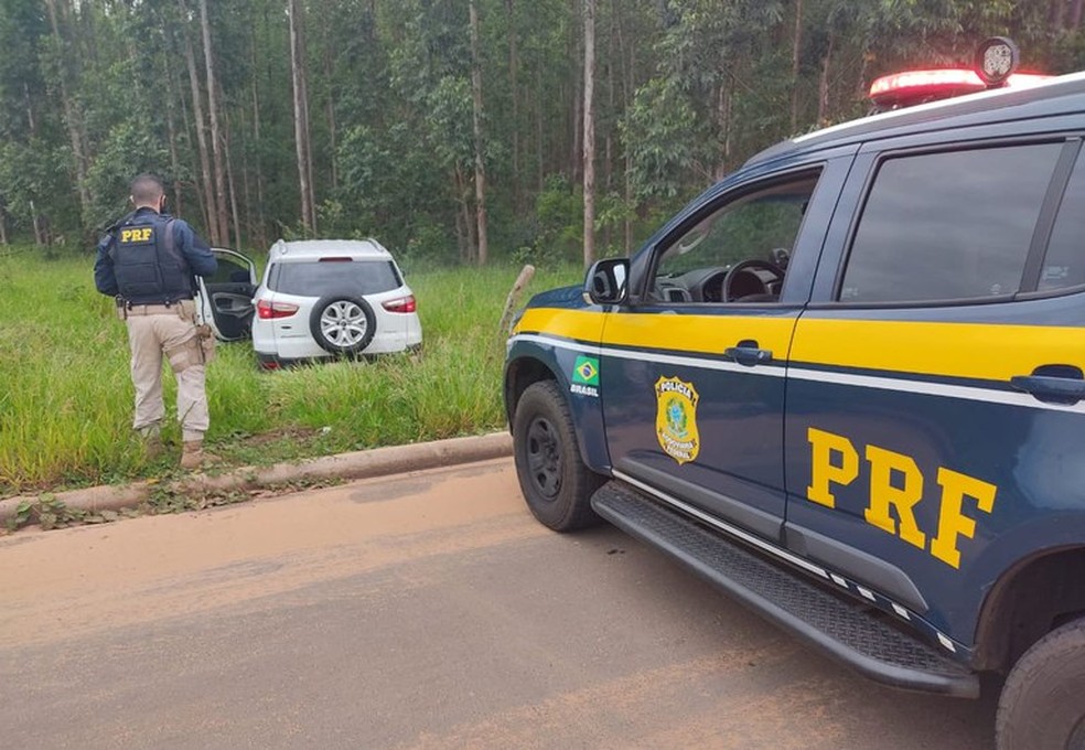Traficante derrubou cerca e abandonou carro — Foto: PRF/Divulgação