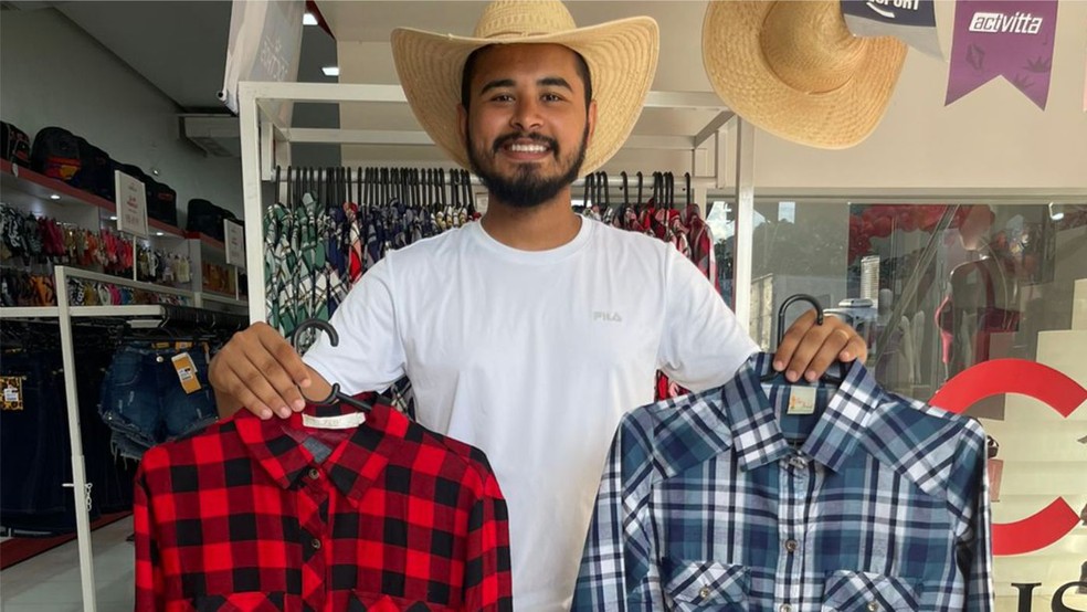 Christian Manuel aposta em artigos juninos para incrementar o mix da loja e lucrar com o São João. — Foto: Divulgação